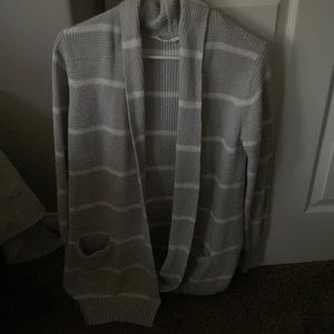 Gray and white cárdigan